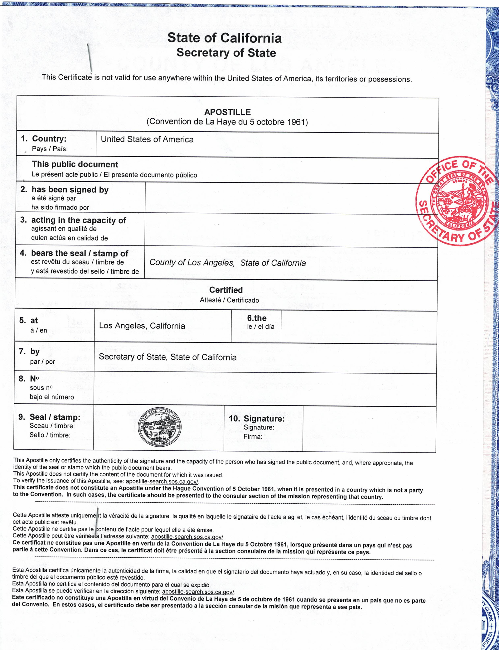 Imagen de un sello de Apostille sobre un documento oficial, indicando la certificación internacional del acta de nacimiento americana para su validez en otros países.